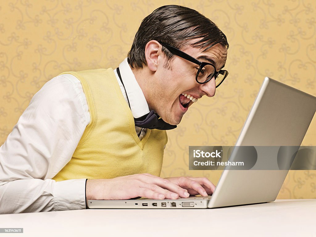 Jeune nerd assis à l'ordinateur - Photo de Papier peint libre de droits