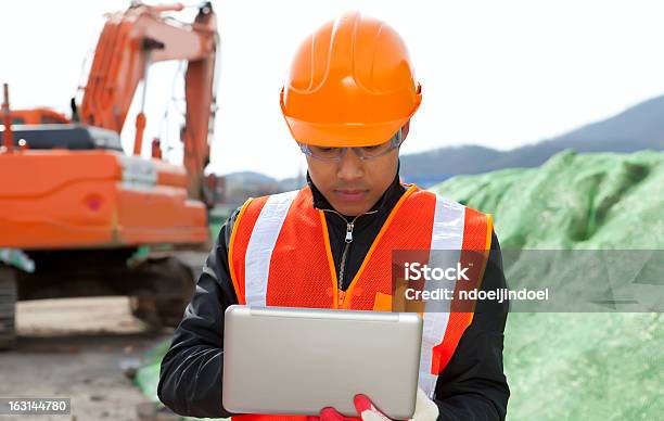 道路工事作業者のノートパソコンを使う - バックホーのストックフォトや画像を多数ご用意 - バックホー, 建設, 男性