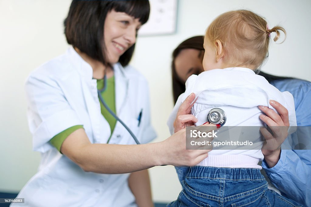 Médico examinar una niña - Foto de stock de 2-3 años libre de derechos