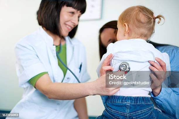 Médico Examinar Una Niña Foto de stock y más banco de imágenes de 2-3 años - 2-3 años, Adulto, Adulto joven