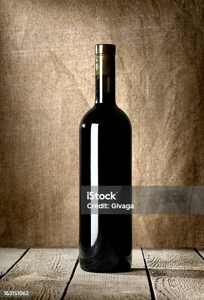 Foto de Black Garrafa De Vinho Tinto e mais fotos de stock de Aniagem de Cânhamo - Aniagem de Cânhamo, Antigo, Bebida