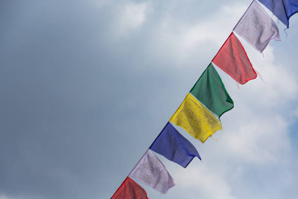 tarcho flattert in boudhanath, der größten pagode nepals in kathmandu, nepal - bodnath stupa stock-fotos und bilder