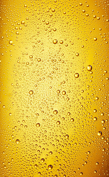 gouttes d'eau sur un verre à bière - liquid refreshment drink beer glass photos et images de collection