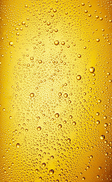 gotas de água em um copo de cerveja - liquid refreshment drink beer glass - fotografias e filmes do acervo