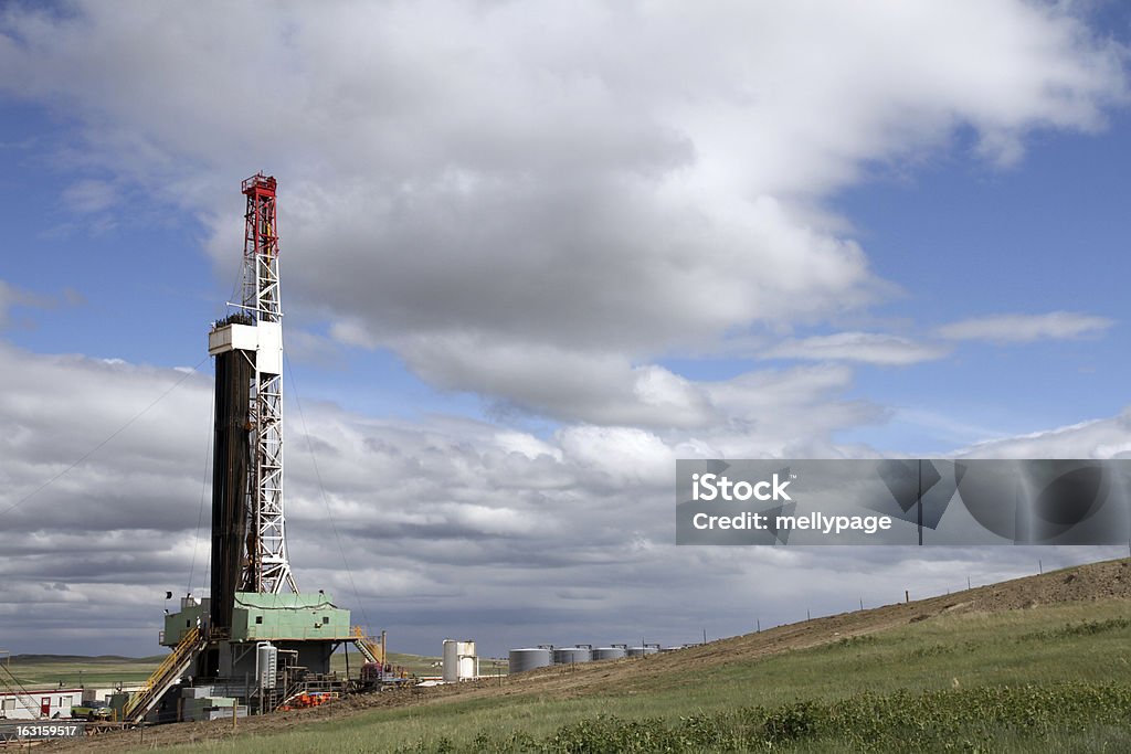 Plataforma petrolífera en el Bakken - Foto de stock de Dakota del Norte libre de derechos