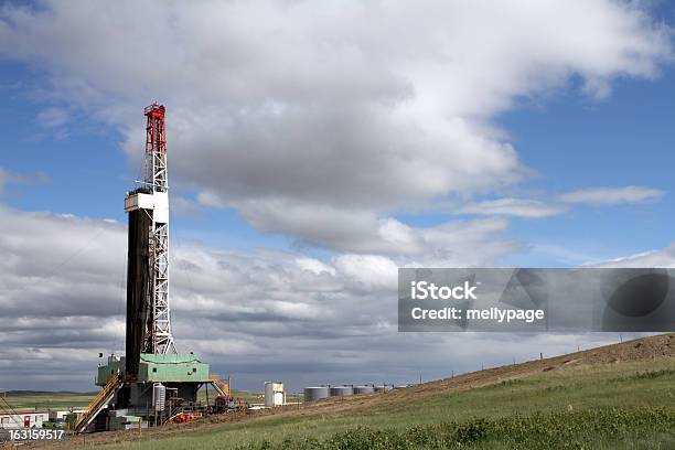 Plataforma Petrolífera En El Bakken Foto de stock y más banco de imágenes de Dakota del Norte - Dakota del Norte, Esquisto - Sedimentaria, Fotografía - Imágenes
