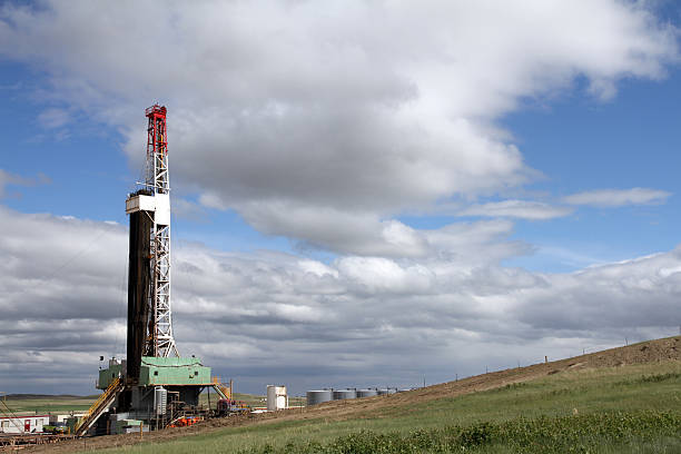 plateforme pétrolière offshore en bakken - schiste photos et images de collection