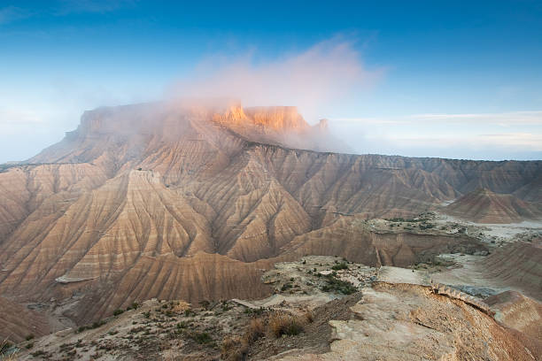 바르데나스 레알레스, 나바라 - bardenas hill 뉴스 사진 이미지