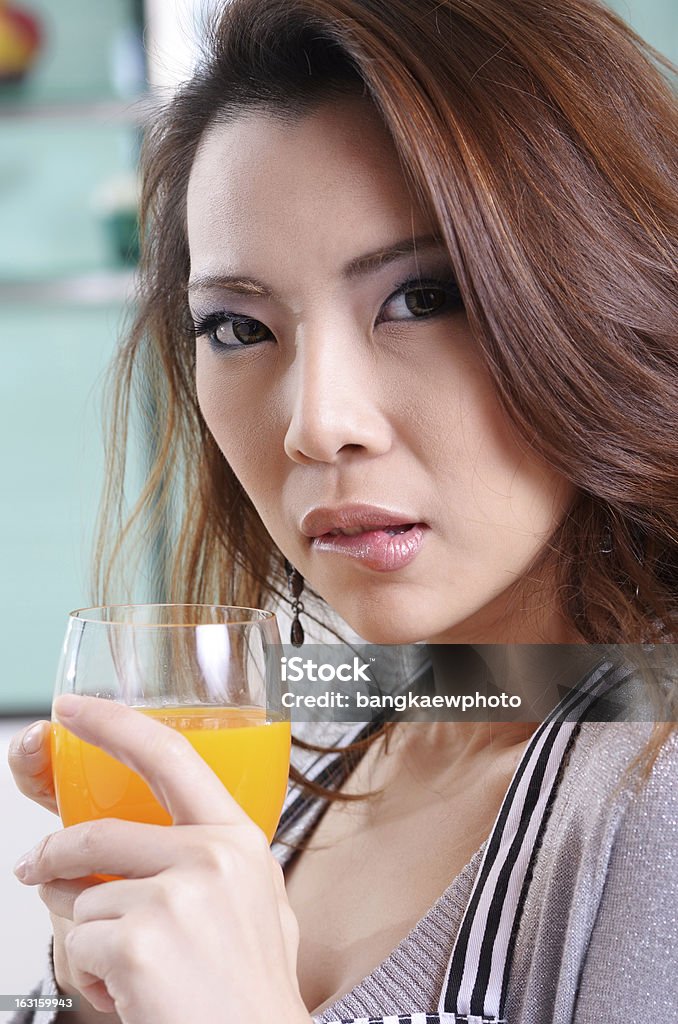 Счастливый молодая женщина в ее кухне дома - Стоковые фото Апельсиновый сок роялти-фри