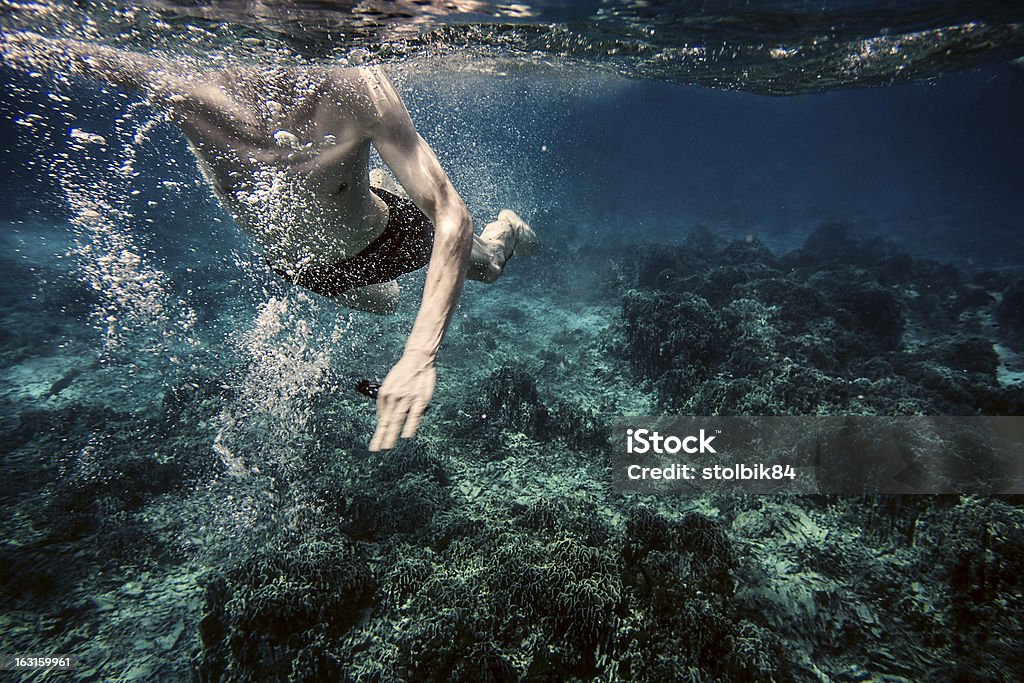 photo sous-marine de natation homme - Photo de A la mode libre de droits