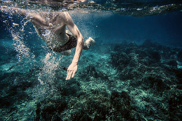 の水��中写真の男性 - water inside of motion abstract ストックフォトと画像