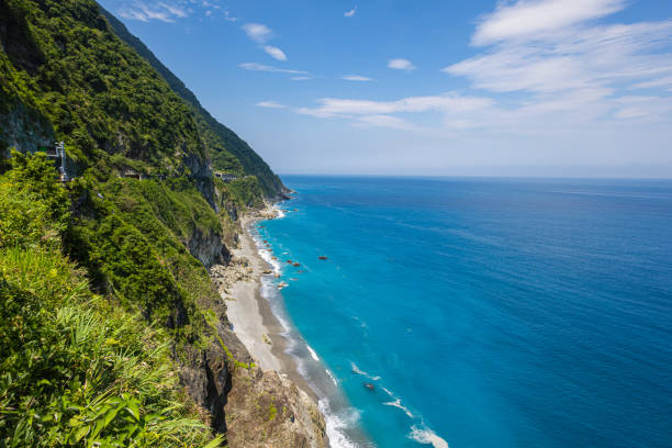 Stunning view reveals the grandeur of the cliffs at Taiwan southeast coast, Qingshui Cliff near Taroko National Park. Towering and lush, they overlook the azure sea, evoking a sense of awe. Landscape la impresionante vista revela la grandeza de los acantilados en la costa sureste de taiwán, el acantilado qingshui cerca del parque nacional taroko. imponentes y exuberantes, tienen vistas al mar azul, evocando una sensación de asombro. paisaje