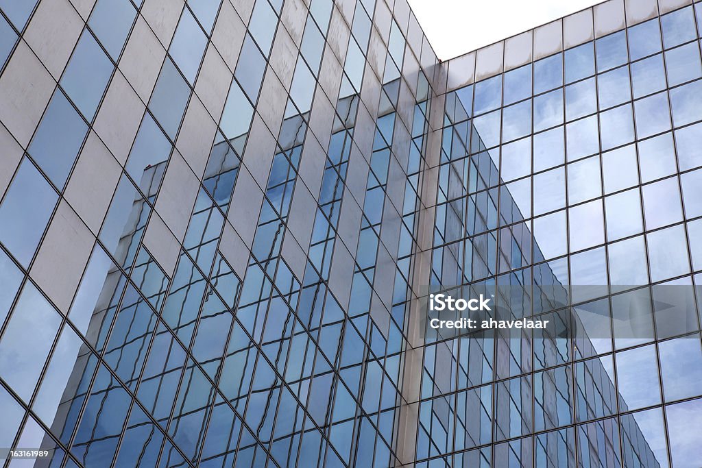 Moderne Fassade aus Glas und Stahl mit Reflexionen - Lizenzfrei Architektur Stock-Foto