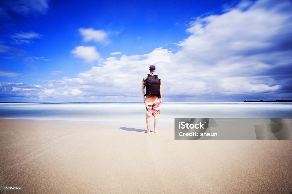 Traveller na praia - Foto de stock de 30 Anos royalty-free