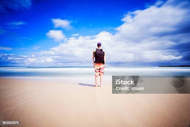 Foto de Traveller Na Praia e mais fotos de stock de 30 Anos - 30 Anos, Adulto, Adulto de idade mediana