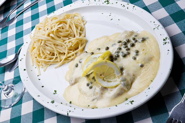 vitela piccata - veal cutlet piccata picatta imagens e fotografias de stock