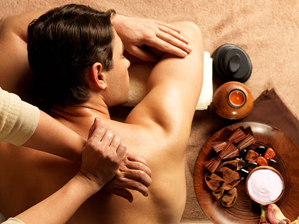 człowiek o masaż w spa salon - massaging men beauty spa beauty treatment zdjęcia i obrazy z banku zdjęć