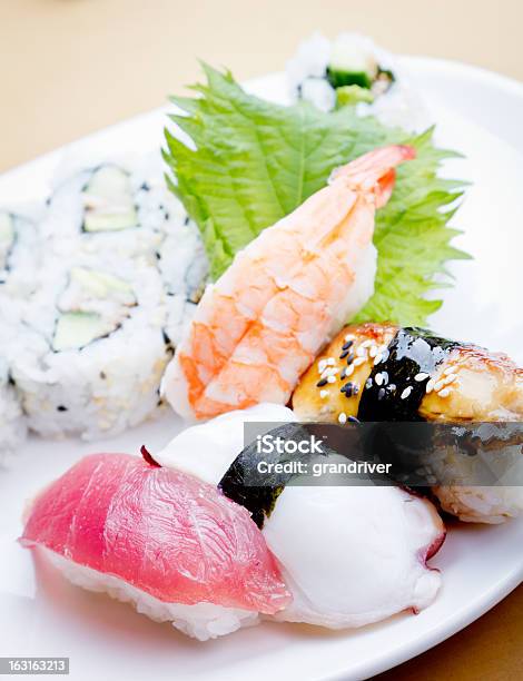 Rolos De Sushi - Fotografias de stock e mais imagens de Alimentação Saudável - Alimentação Saudável, Atum - Peixe, Camarão - Marisco