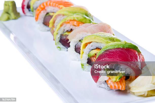 Rolo De Sushi Arcoíris - Fotografias de stock e mais imagens de Abacate - Abacate, Alimentação Saudável, Atum - Peixe