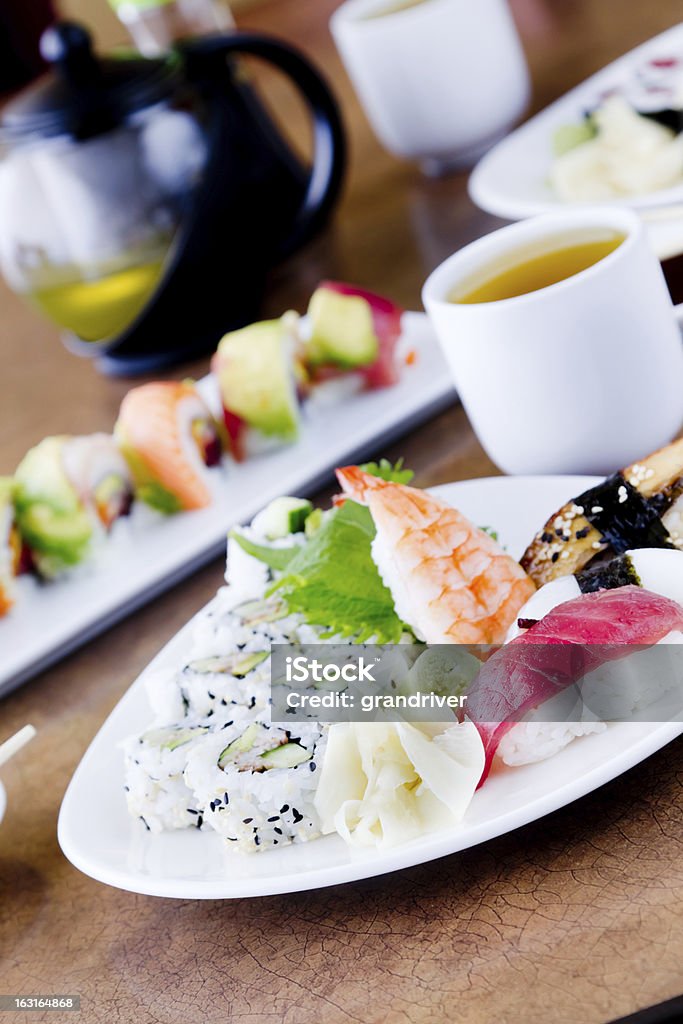 Rollos de Sushi y té verde - Foto de stock de Alimento libre de derechos