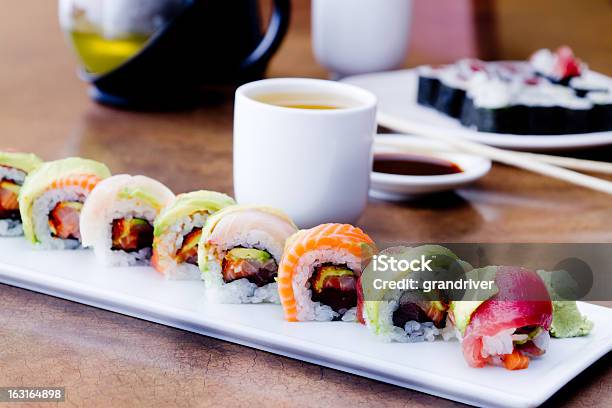 Foto de Sushi Rolls E Chá Verde e mais fotos de stock de Alimentação Saudável - Alimentação Saudável, Arroz - Alimento básico, Atum - Peixe