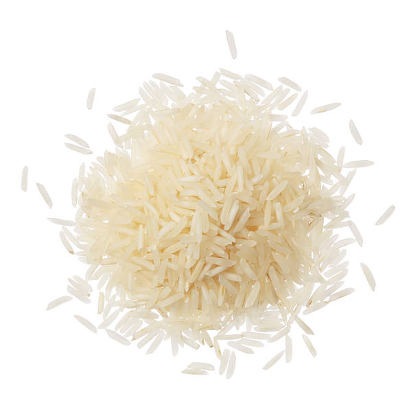 arroz basmati pila aislado sobre fondo blanco - arroz grano fotos fotografías e imágenes de stock