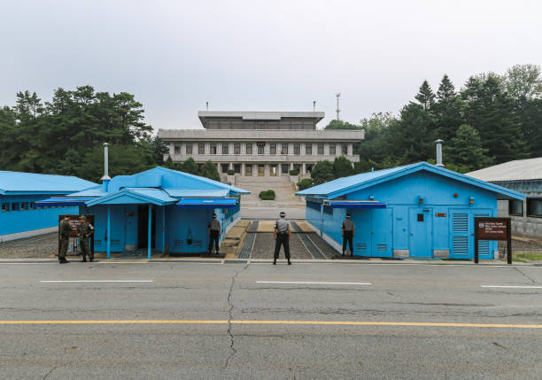демилитаризованная зона или демилитаризованная зона между двумя корейскими странами. проходит через корейский полуостров около 38-й парал� - panmunjom стоковые фото и изображения