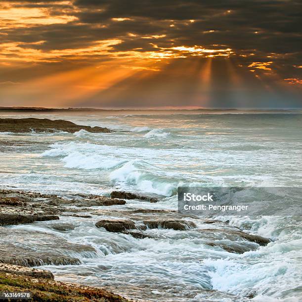 Puesta De Sol Sobre La Playa De Bamburgh Foto de stock y más banco de imágenes de 2000-2009 - 2000-2009, Aire libre, Anochecer