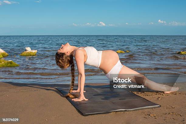 Беременная Женщина На Океан — стоковые фотографии и другие картинки Беременная - Беременная, Взрослый, Вода