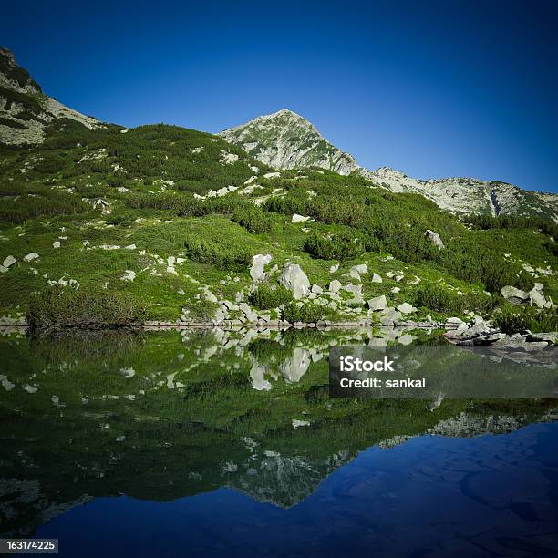 Foto de Lago Nas Montanhas Pirin e mais fotos de stock de Alpes europeus - Alpes europeus, Beleza natural - Natureza, Cena de tranquilidade