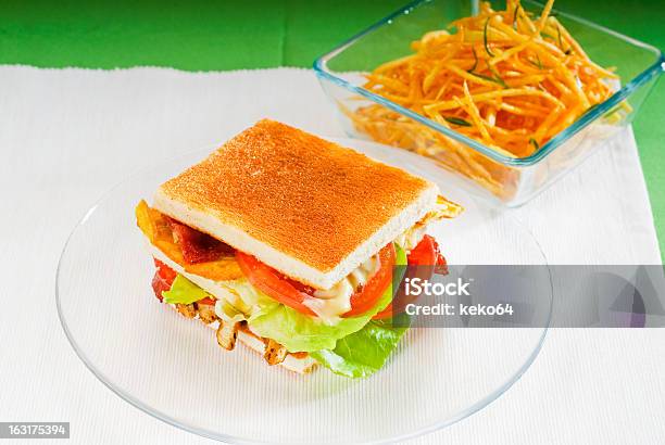 食欲をそそるジューシーなクラブサンドイッチです - おやつのストックフォトや画像を多数ご用意 - おやつ, クリスピー, サラダ