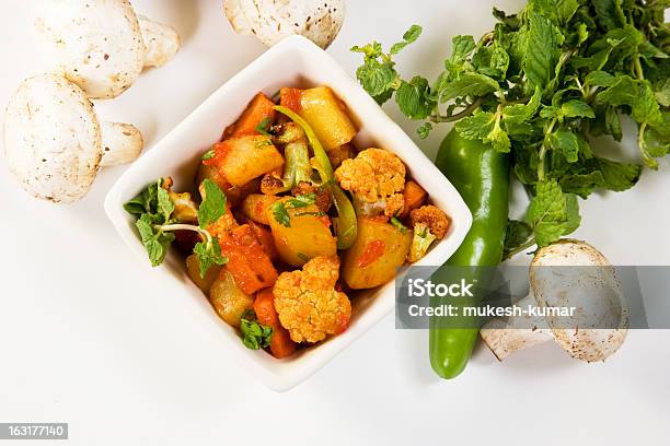 Frito Verduras Mixtas Foto de stock y más banco de imágenes de Ajo - Ajo, Alimento, Cebolla de primavera