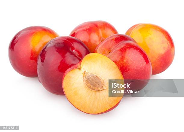 Ciruelas Rojo Foto de stock y más banco de imágenes de Alimento - Alimento, Amarillo - Color, Ciruela