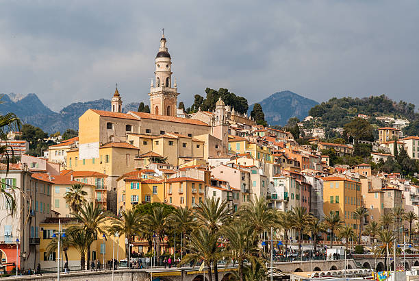 vista di mentone città-costa azzurra, francia - provenza alpi foto e immagini stock