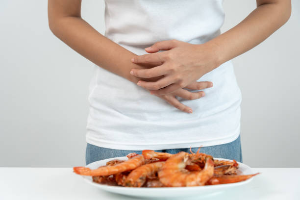 food allergies, women have reactions itching and redness after eating shrimp, seafood allergy, itching, rash, abdominal pain, diarrhea, chest tightness, unconsciousness, death, severe avoid allergies alergias alimentarias, las mujeres tienen reacciones picazón y enrojecimiento después de comer camarones, alergia a los mariscos, picazón, sarpullido, dolor abdominal, diarrea, opresión en el pecho, pérdida del conocimiento, muerte, alergias severas