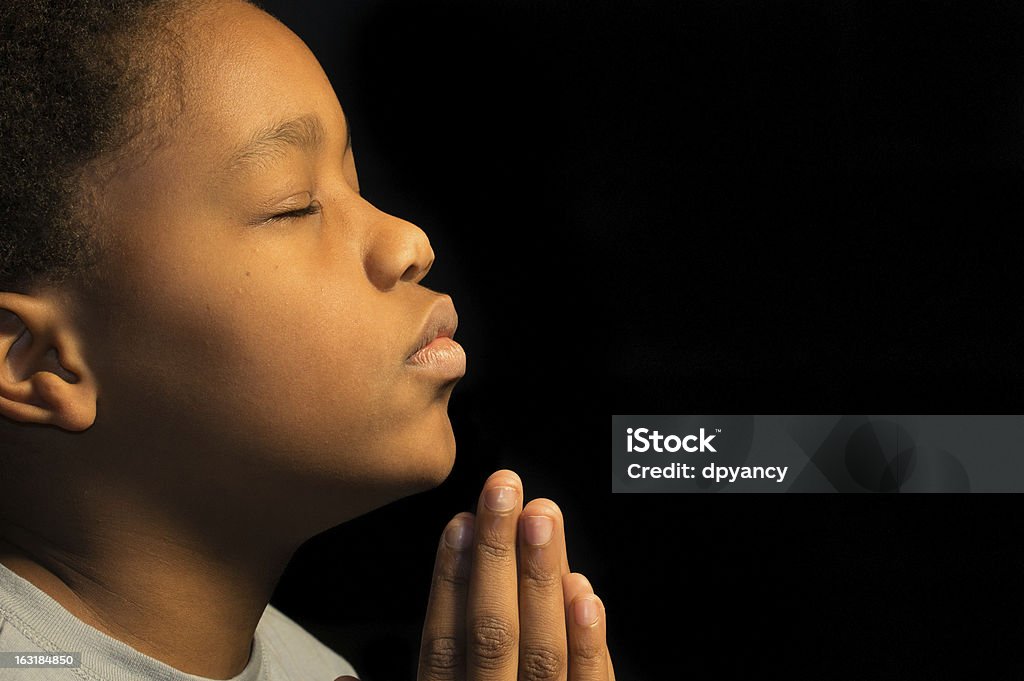 Pregare Americn ragazzo africano - Foto stock royalty-free di Bambino