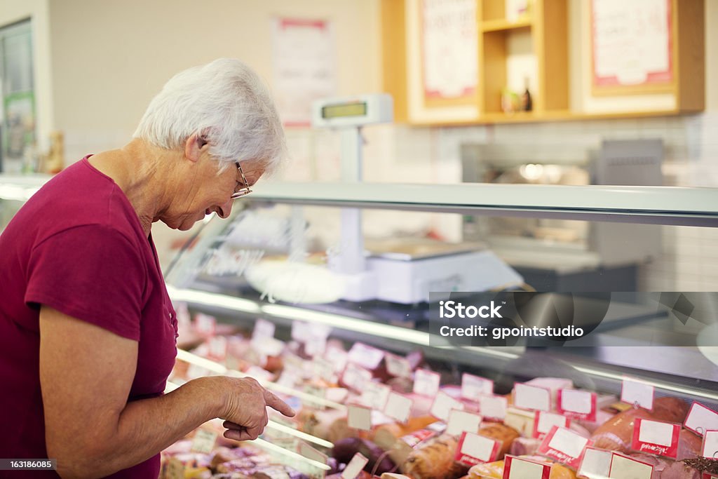 노인 여성 butchers 쇼핑하다 - 로열티 프리 고기 스톡 사진