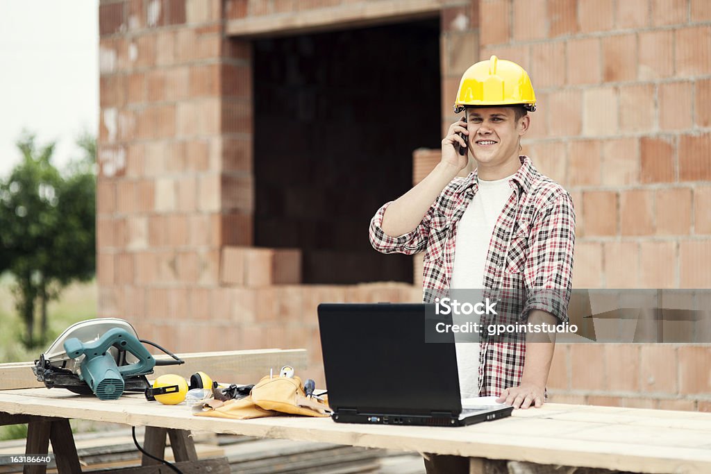 Carpenter parler sur téléphone mobile - Photo de Menuisier libre de droits