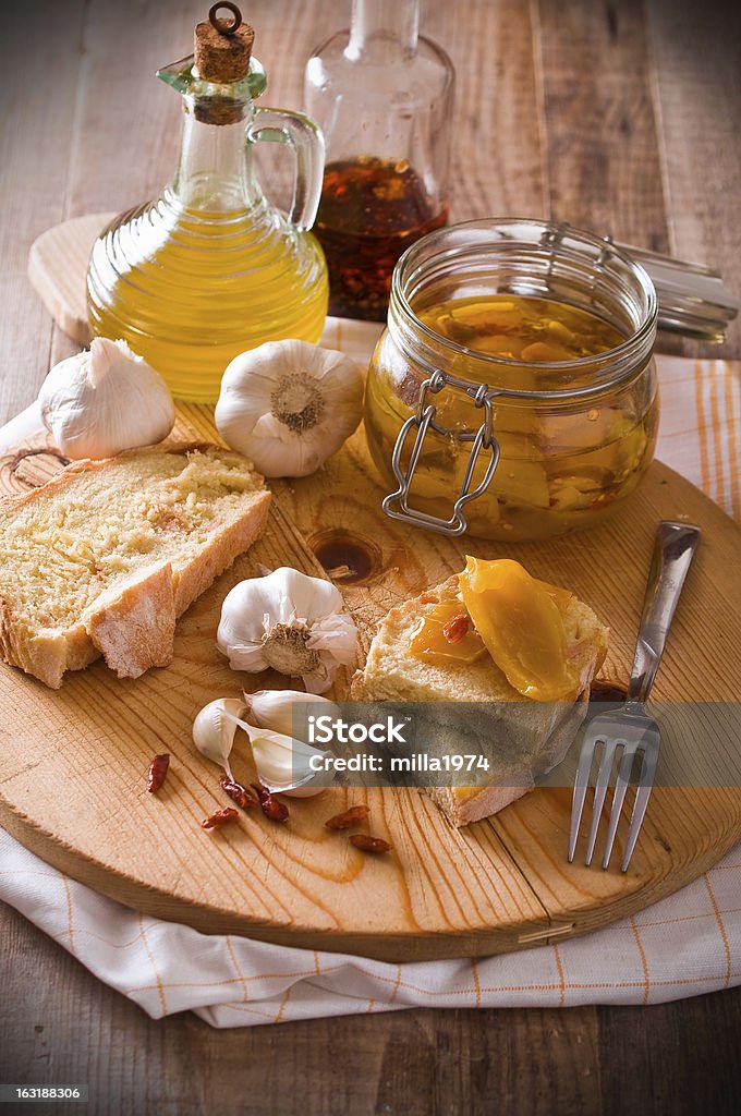 Chleb krojony z papryki w oleju. - Zbiór zdjęć royalty-free (Amuse Bouche)