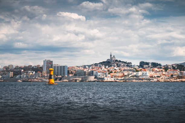 Marseilles Stadtbild mit Basilika Notre Dame de la Garde und Wohnviertel mit Strand für Touristen – Foto