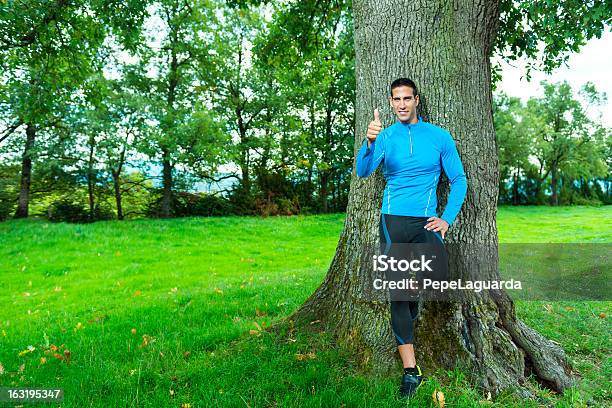 Zadowolony Sportowiec Odpoczywać Przez Drzewa - zdjęcia stockowe i więcej obrazów 30-39 lat - 30-39 lat, Aktywny tryb życia, Bez koszulki