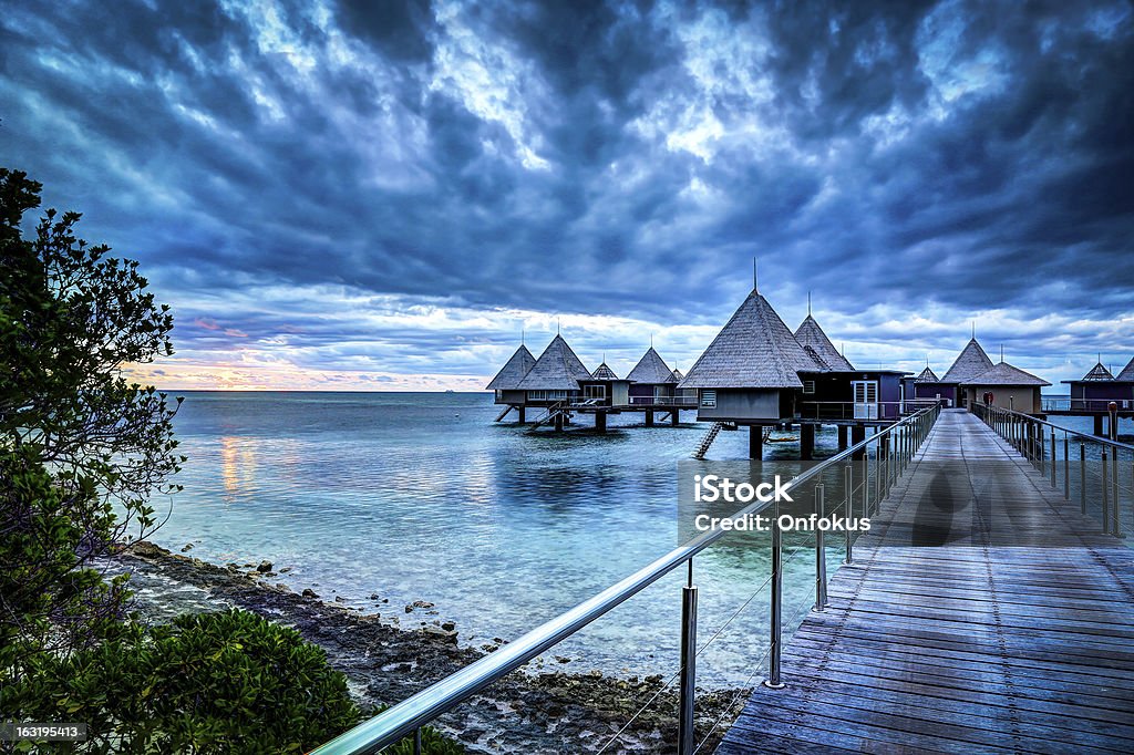 Роскошь над водой тропический рай, курорт на закате - Стоковые фото Новая Каледония роялти-фри