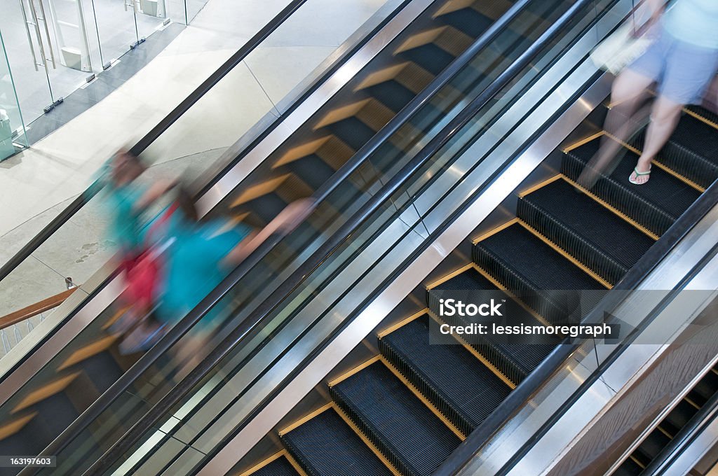 Escalera mecánica en movimiento paso - Foto de stock de Acero inoxidable libre de derechos