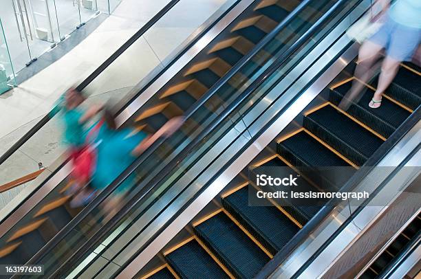 Escalera Mecánica En Movimiento Paso Foto de stock y más banco de imágenes de Acero inoxidable - Acero inoxidable, Actividad, Adulto