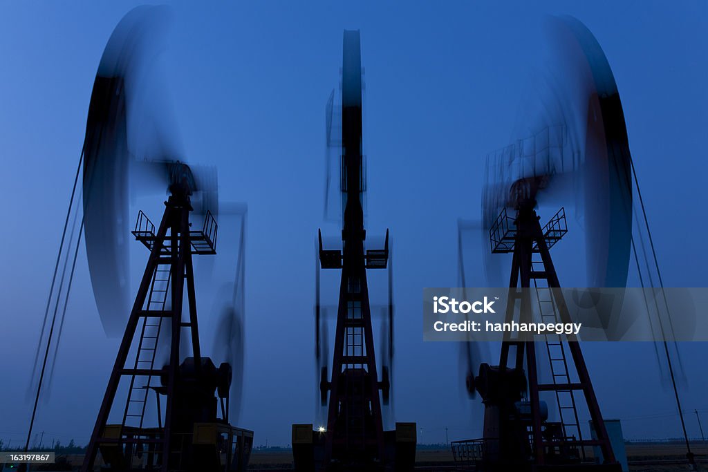 silhouette pompa dell'olio - Foto stock royalty-free di Acciaio