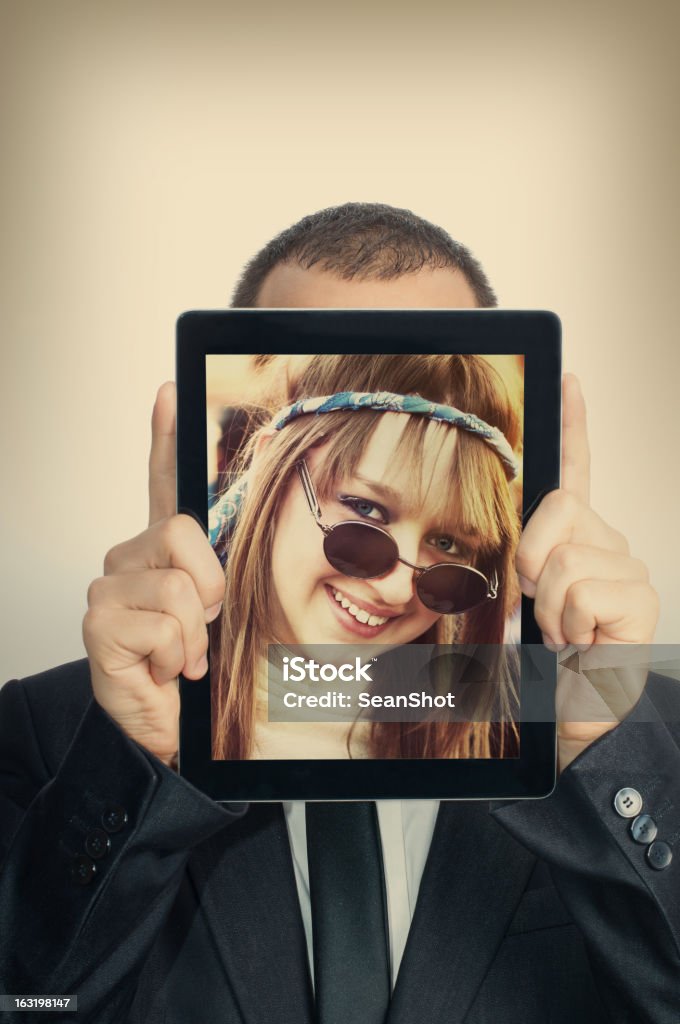 Jovem empresário com Menina Hippie em um Tablet Digital - Royalty-free Tablet digital Foto de stock