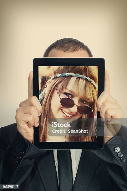 Jovem Empresário Com Menina Hippie Em Um Tablet Digital - Fotografias de stock e mais imagens de Tablet digital