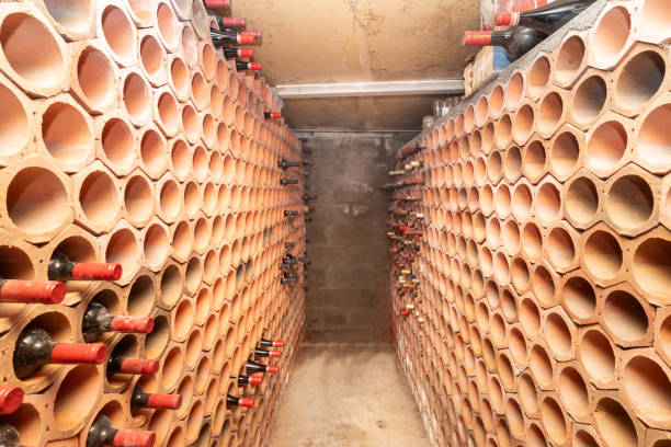 antigua bodega artesanal para guardar botellas de vino en el sótano de las casas. - warehouse floor brewery winery fotografías e imágenes de stock