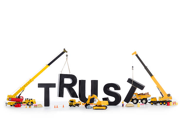 crie confiança: equipamentos de construção de confiança-palavra. - teamwork business construction confidence - fotografias e filmes do acervo