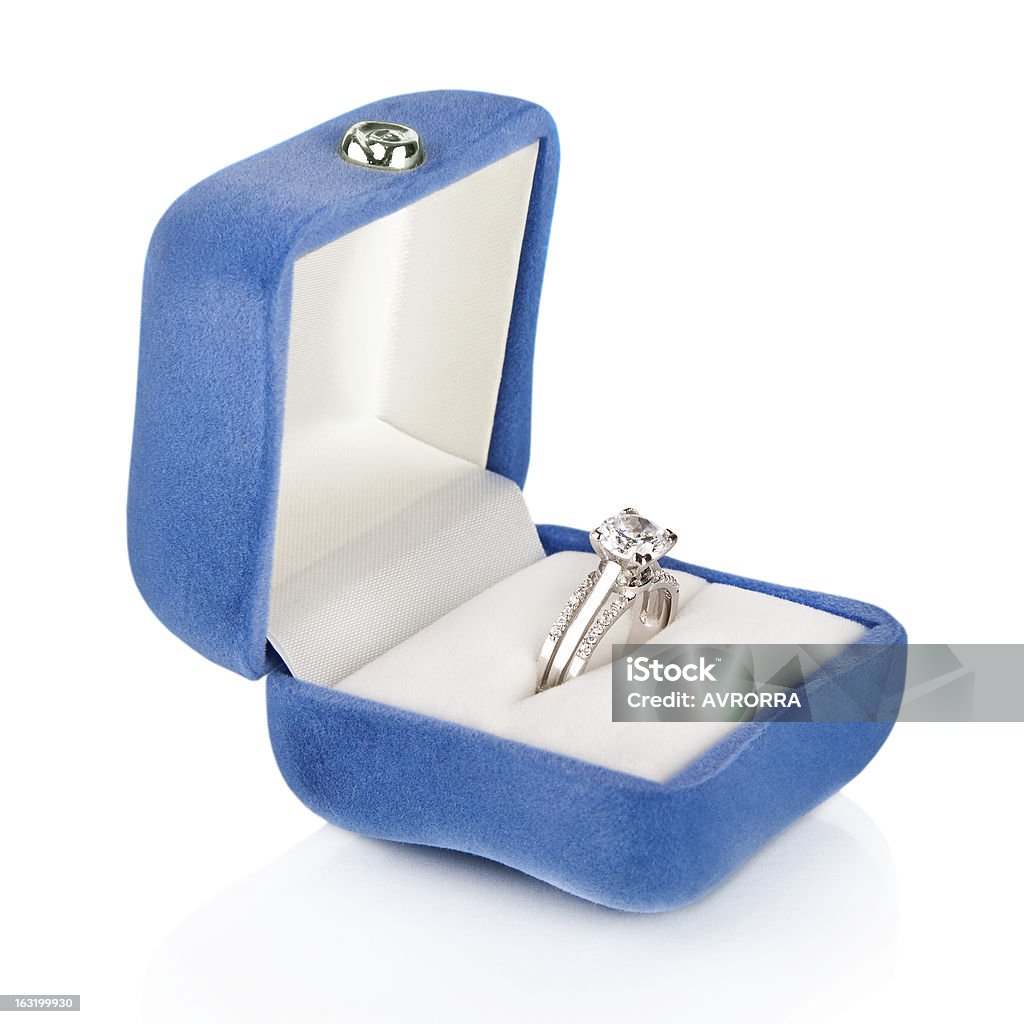 Anillo de boda de lujo galardonado con el premio Four Diamond en terciopelo caja de seda azul - Foto de stock de Anillo de compromiso libre de derechos